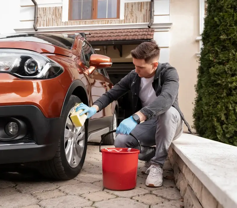Lavage auto à domicile Luché-sur-Brioux : professionnel intervenant sur un véhicule